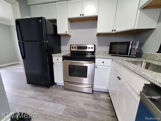 Foto del edificio - 22344 Firwood Ave