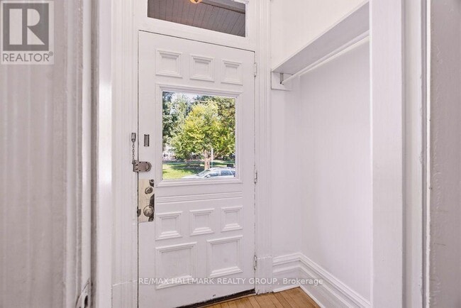 Building Photo - 566 MacLaren St