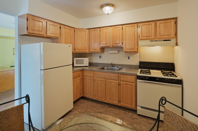 Building Photo - 1st Floor: Enjoy effortless step-free access and ground-level living in this cozy, easily accessi...