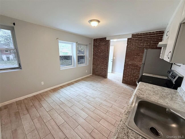 Building Photo - 14 Dubois St