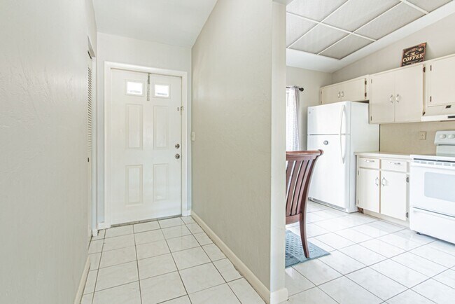 Foto del edificio - Charming Naples Condo with Resort-Style Li...
