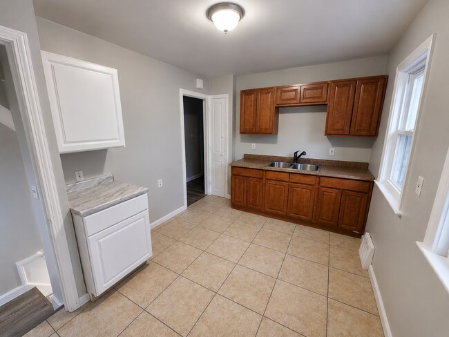Building Photo - Move-In Ready 3BR Home in Desirable Euclid Location