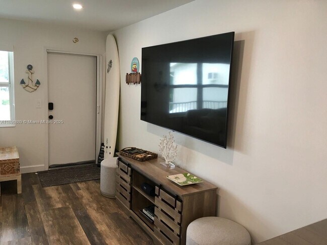 Building Photo - 240 Horizon W