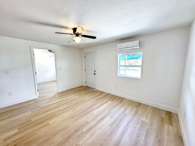 Foto del edificio - 4605 N Hubert Ave