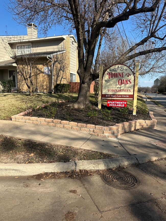 Building Photo - Towne Oaks Townhomes