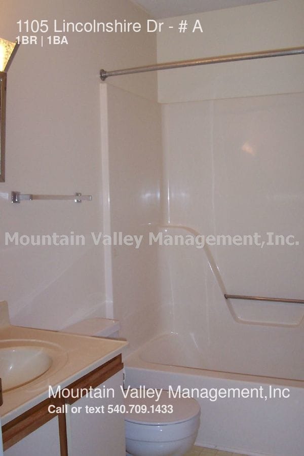 Building Photo - 1105 Lincolnshire Dr