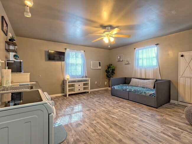 Building Photo - Beautiful  Renovated Studio Cottage