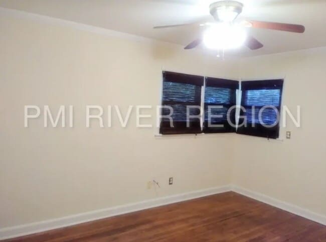 Building Photo - 3 Bedroom 2 Bathroom Home