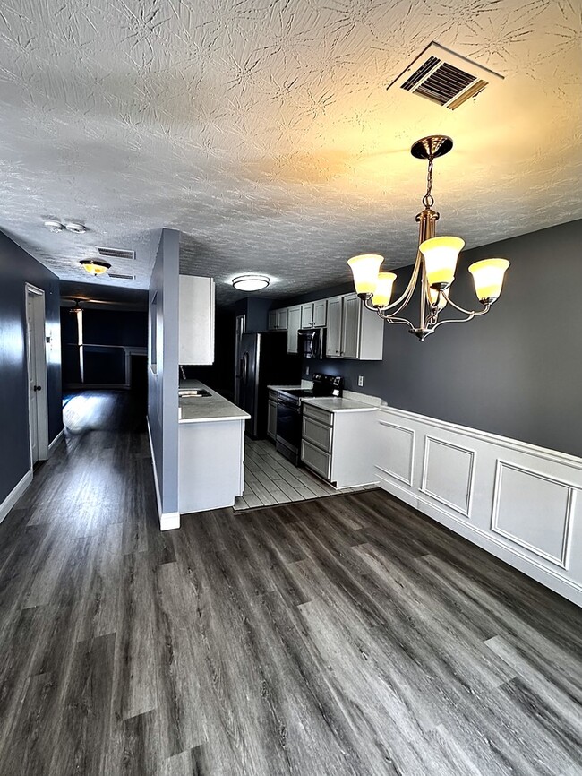 Building Photo - Spacious and cozy 3BR/2.5 bath townhome in...