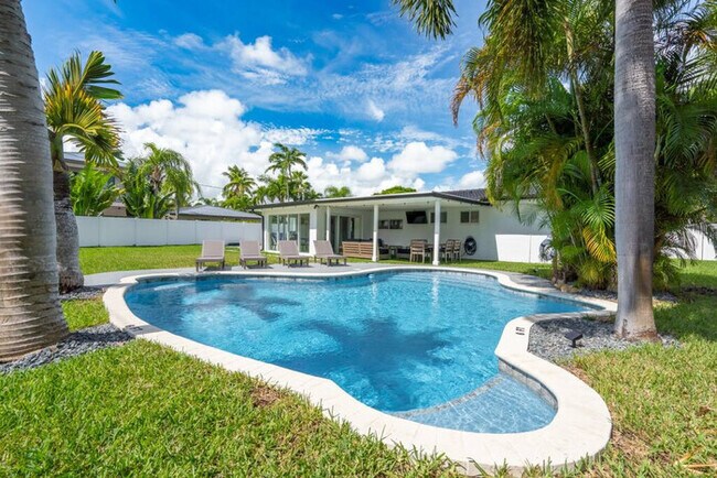 Foto del edificio - Delila's Chic 3br-2ba w/ Heated Pool + Gam...