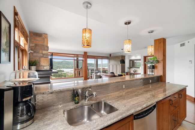 Building Photo - 172 Chem. au Pied de la Montagne