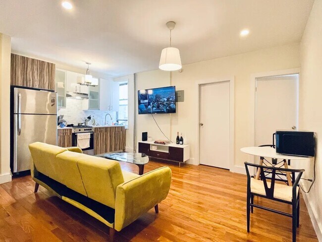 Foto del edificio - Furnished room/NOT APARTMENT
