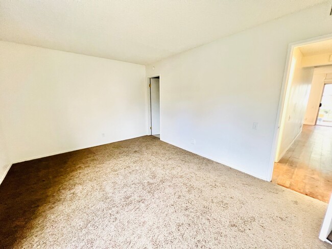 Building Photo - Whittier 2 bedrooms 2 bathrooms