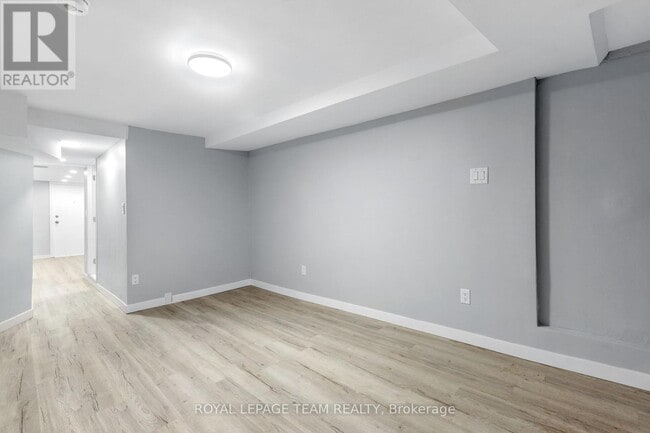 Building Photo - 883-883 Somerset St W