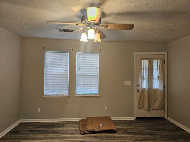 Building Photo - 1112 Jet Dr