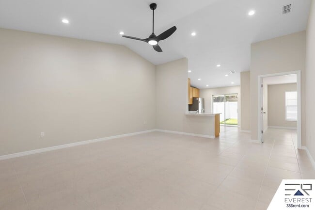 Foto del edificio - Brand New, fully fenced on a quiet cul-de-sac