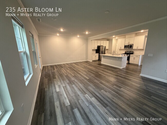 Foto del edificio - 235 Aster Bloom Ln