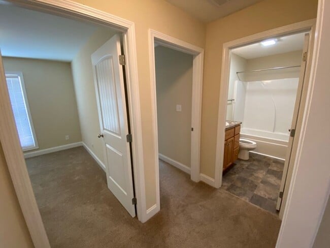 Building Photo - Maryville 37801 - 3 bedroom, 2 bath home w...