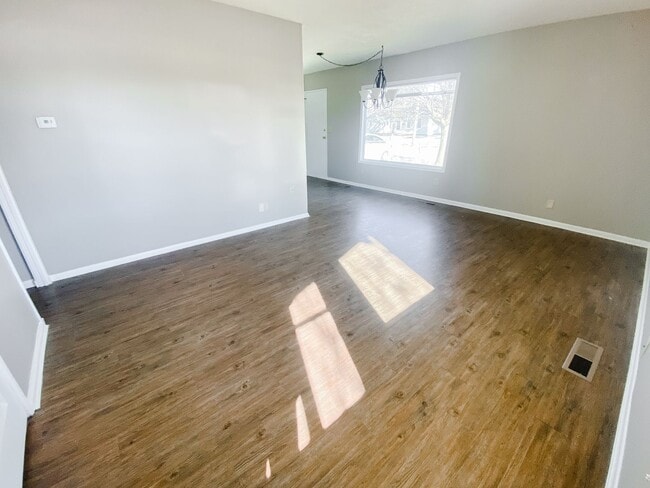 Building Photo - Three Bedroom Home