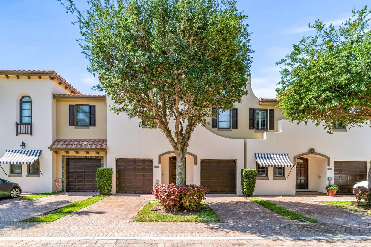 Primary Photo - 620 Via Villagio