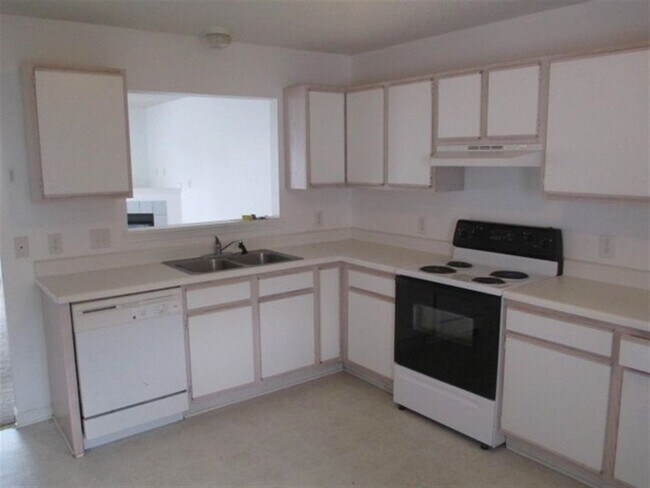 Foto del edificio - This cute home is an end unit providing mo...