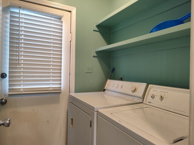 Building Photo - 502 Oak Circle Dr