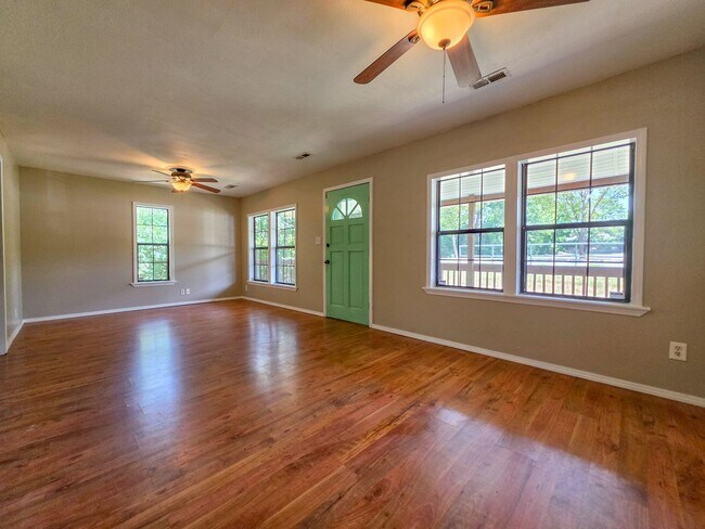Foto del edificio - Charming 3 Bed 1.5 Bath home walkable to campus