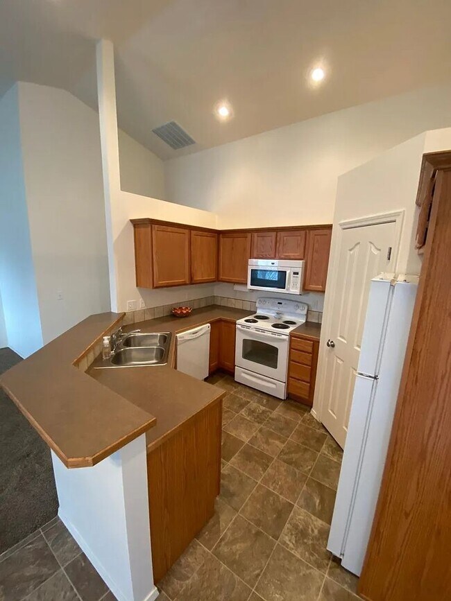 Foto del edificio - Beautiful 2 Bedroom 1 Bath Townhome with garage in Nampa!