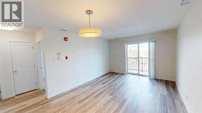 Photo du bâtiment - 10101-10101 101 Ave