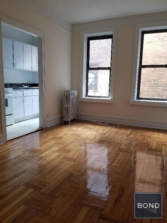 Primary Photo - 32 Seaman Ave