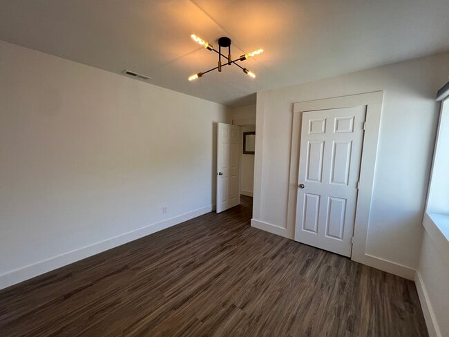Building Photo - SIx Unit (1410 E 5th)