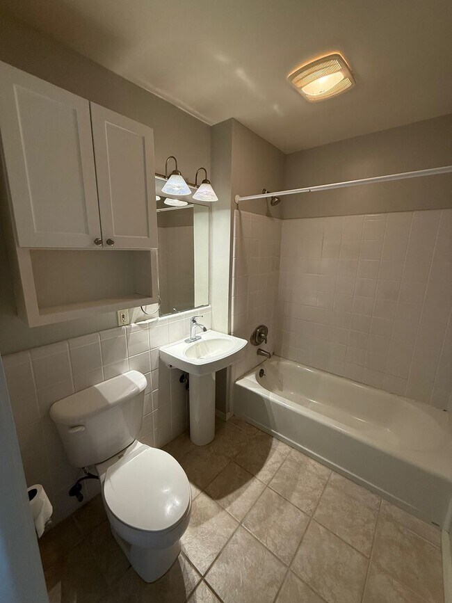 Foto del edificio - Well-maintained, 2 Bedrm, 2 Bath Unfurnish...