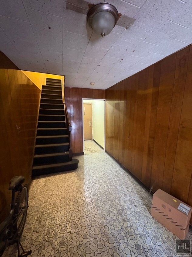 Primary Photo - OLINVILLE AVENUE, BRONX