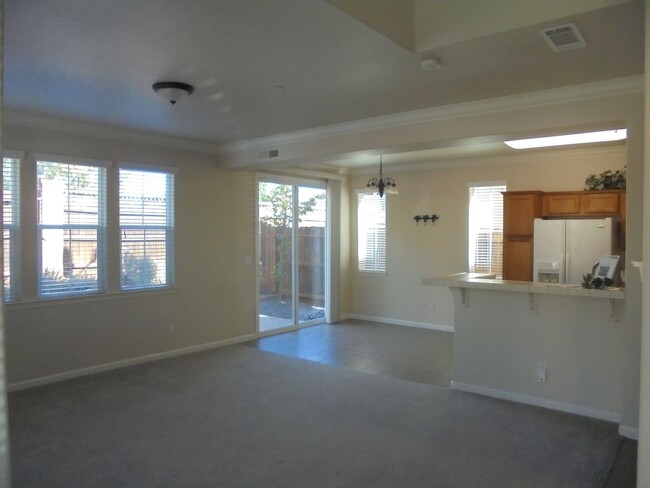 Foto del edificio - 3 Bedroom in Shasta View Gardens