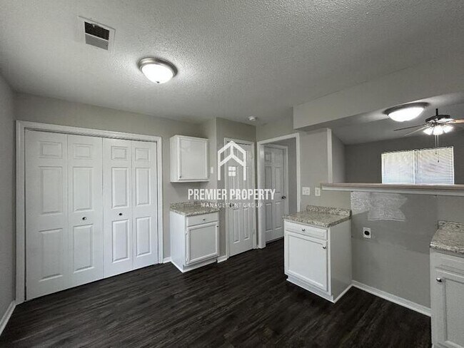 Foto del edificio - 3840 Heathcliff Dr