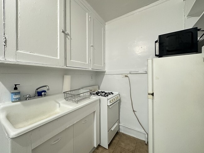 Building Photo - 3310 W Schubert Ave
