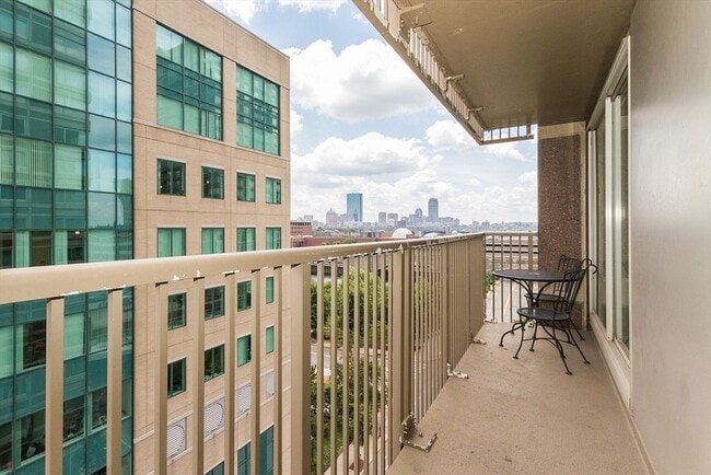 Building Photo - 10 Museum Way