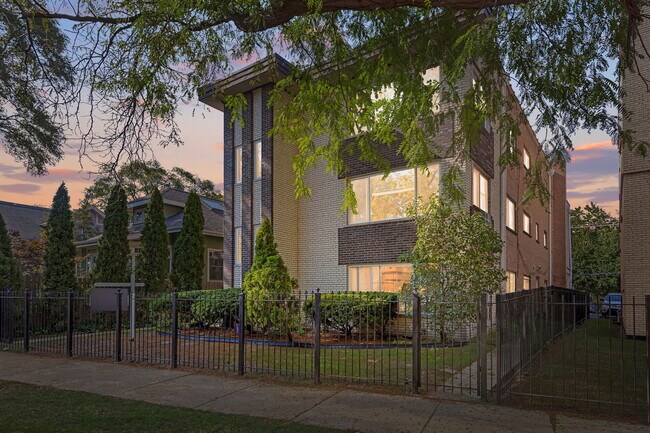 Foto del edificio - 7070 N Ridge Blvd