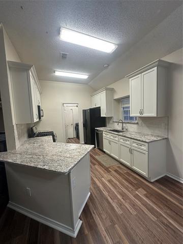 Foto del edificio - 2212 Heatherton Pl