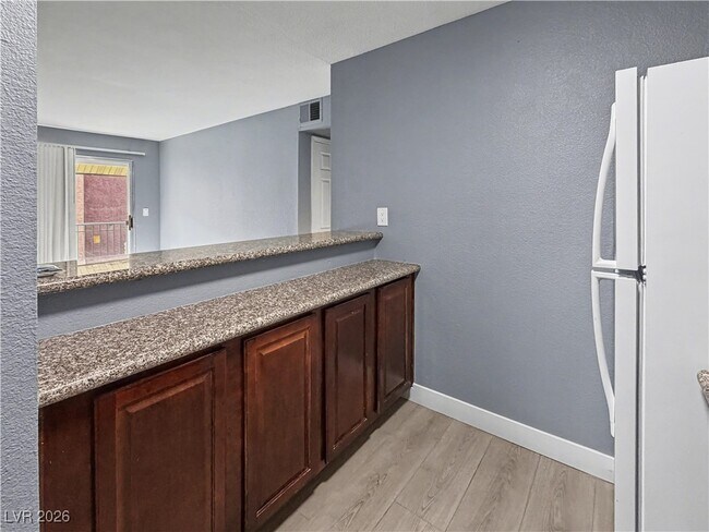 Foto del edificio - 5141 River Glen Dr