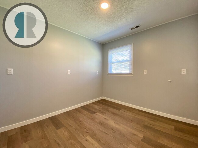 Building Photo - 204 E 1st- Haven