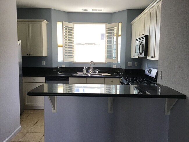 Building Photo - 3 Story, 2 bedrooms, 3 bathrooms with a De...