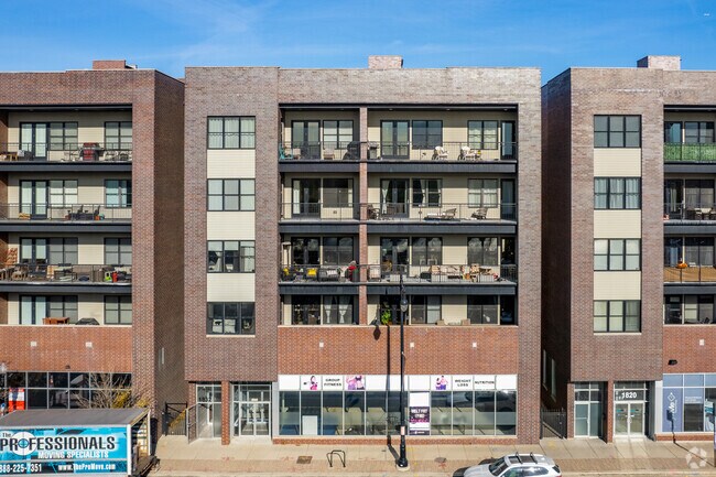 Building Photo - 1832 W Irving Park Rd