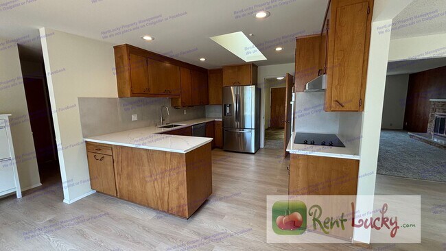 Foto del edificio - HUGE & UPDATED 3-Bedroom Home with A/C on Large Lot in Normandy Park!
