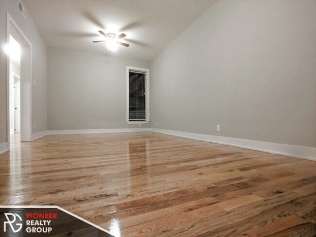 Building Photo - 2 bedroom in CHICAGO IL 60657