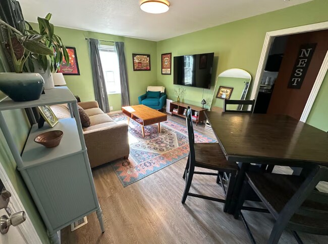 Foto del edificio - Charming 2-Bedroom Main-Floor Home with Fenced Yard & Utilities Included