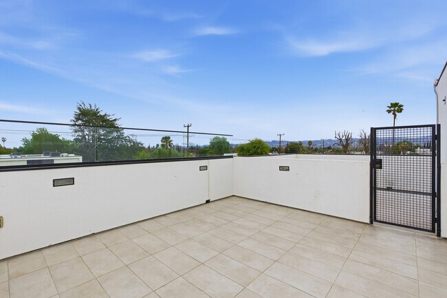 Foto del edificio - 5809 Kester Ave