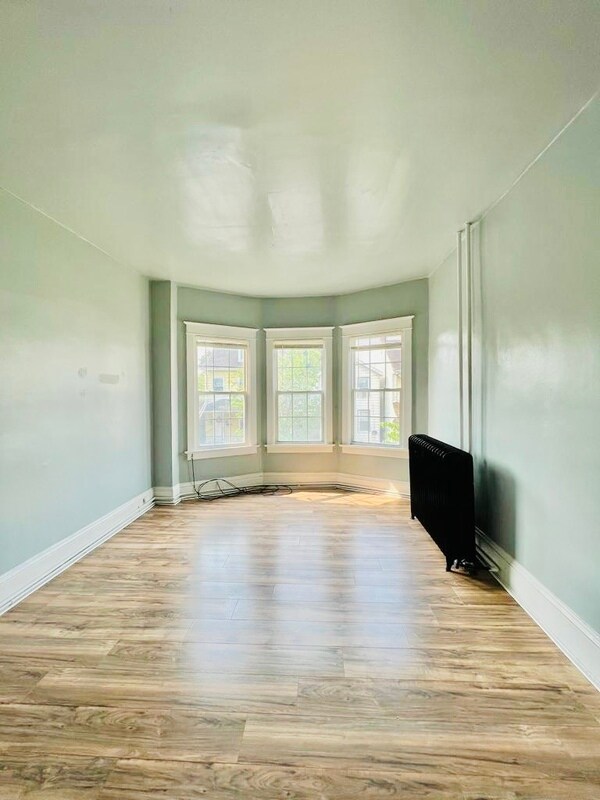 Foto principal - 1049 Washington St