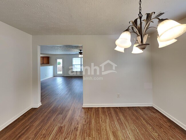 Foto del edificio - 604 Blossom Hill Dr