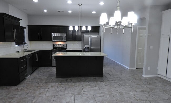 Building Photo - Gorgeous 4+2 moments from KRMC - Hualapai Mountain Campus!